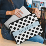 Svartvit Polka dots, prickad, ditt namn Laptop Fodral<br><div class="desc">Cute,  roligt och adabel polarprick mönster i svart och vitt färg. Modern gåva och trendig,  perfekt för polka dots älskare i ditt liv. Anpassa genom att lägga till namn,  smeknamn,  monogram eller initialer.</div>
