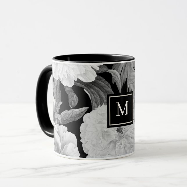 Svartvit ponnyer, Blommigt Monogram Mugg (Framsida vänster)