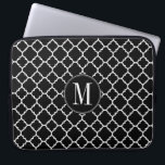 Svartvit Quatrefoil Mönster Anpassningsbar Monogra Laptop Fodral<br><div class="desc">En klassisk design och elegant för vem som helst. Trendig färg och monogram finns tillgängliga. En retro mönster med en modern tvist. Objekt är enklare att anpassa när du ersätter all text först. Om teckningen fortfarande behöver justeras klickar du på knappen Anpassa den här. Detta kommer att föra dig till...</div>
