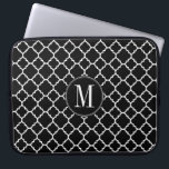 Svartvit Quatrefoil Mönster Anpassningsbar Monogra Laptop Fodral<br><div class="desc">En klassisk design och elegant för vem som helst. Trendig färg och monogram finns tillgängliga. En retro mönster med en modern tvist. Objekt är enklare att anpassa när du ersätter all text först. Om teckningen fortfarande behöver justeras klickar du på knappen Anpassa den här. Detta kommer att föra dig till...</div>