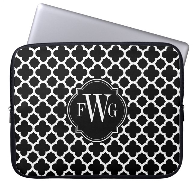 Svartvit Quatrefoil Mönster Monogram Laptop Sleeve (Framsidan)