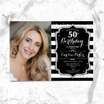Svartvit Rand Silver Foto 50:e födelsedagen Inbjudningar<br><div class="desc">Elegant 50-årsinbjudan med ditt foto. Glam svartvit design med faux glitter silver. Innehåller svart och vitt rand,  skriptteckensnitt och kontur. Perfekt för en snyggt vuxen under firande party. Anpassa med dina egna detaljer. Kan anpassas för vilken ålder som helst! Skrivna Zazzle-inbjudningar eller digital utskrivbar mall för omedelbar nedladdning.</div>