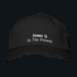 Svartvit Roligt för Vintage av  kur med positiv ef Broderad Keps<br><div class="desc">Personligens svarta basebollsockel,  med citatet Ström är i den nuvarande,  rustiska svarta vintagen stil. Idén om en inspirerande yoga-födelsedagsgåva.</div>