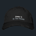 Svartvit Roligt för Vintage av  kur med positiv ef Broderad Keps<br><div class="desc">Personligens svarta basebollsockel,  med citatet Ström är i den nuvarande,  rustiska svarta vintagen stil. Idén om en inspirerande yoga-födelsedagsgåva.</div>