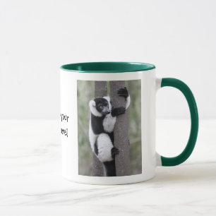 Svartvit Ruffed Lemur på träd Mugg