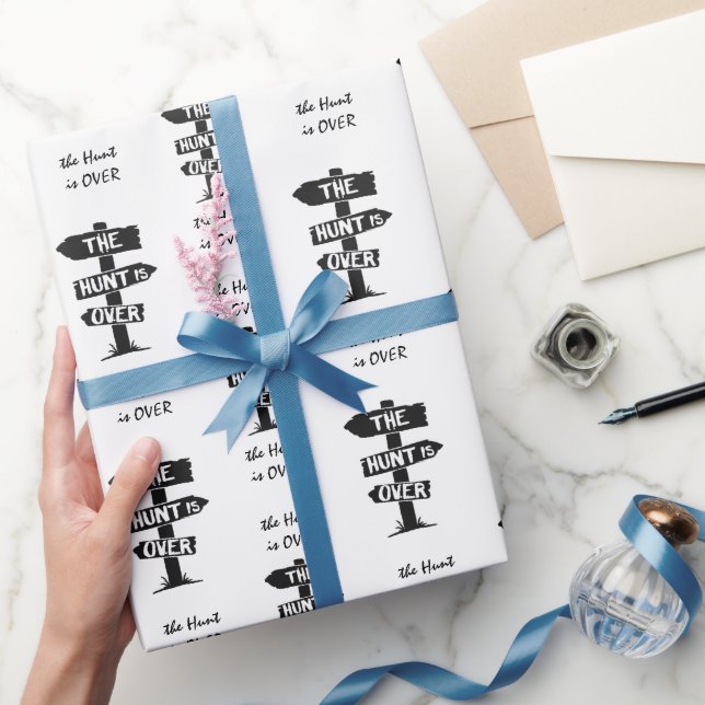 Svartvit Rustic Antlers Hunt är över Presentpapper (Gifting)