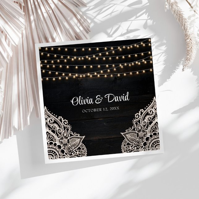 Svartvit Rustic Elegance Bröllop Napkins Pappersservett (Black and White Rustic Elegance Wedding Napkins on a sunny white table.)