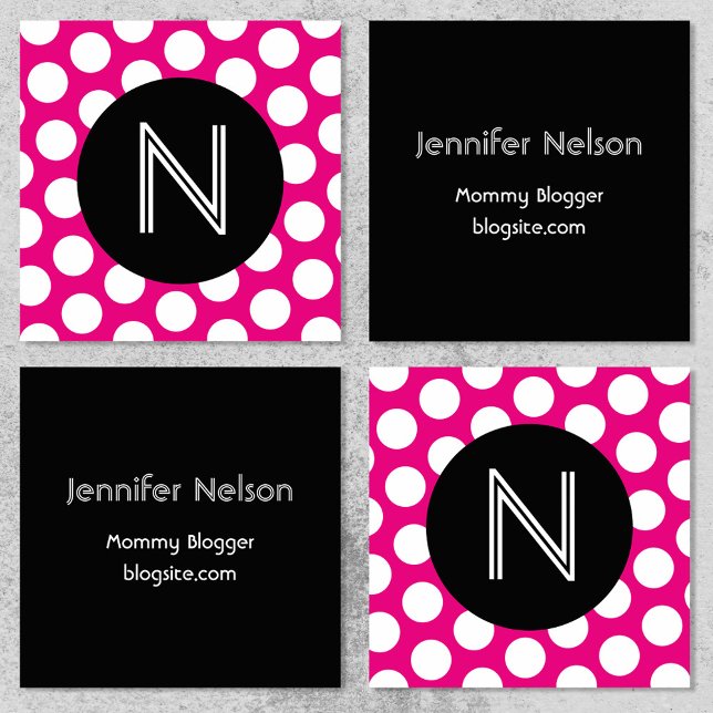 Svartvit Shock rosa- och vitpolka-punktsmonogram Fyrkantigt Visitkort (Black Hot Pink and White Polka Dot Monogram Square Business Card)