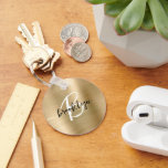 Svartvit skript i Metall guld Brushed Nyckelring<br><div class="desc">Den här nyckelkedjan för personlig i elegant har ett monogram och första namn i ett modernt svartvitt skript på en guld borstad bakgrund i metall.</div>
