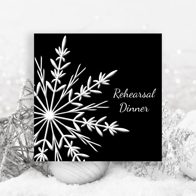 Svartvit snöflammande Bröllop-repetitionsmiddag Inbjudningar (Invite guests with the festive Black White Snowflakes Winter Wedding Rehearsal Dinner Invitation.)
