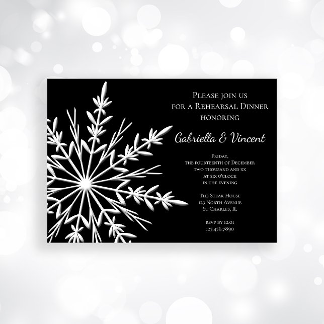 Svartvit Snowflakevinterrepetition middag Inbjudningar (Invite guests with the festive Black White Snowflakes Winter Wedding Rehearsal Dinner Invitation.)