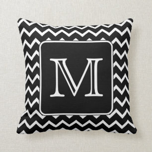 Svartvit sparre med den beställnings- monogram.en kudde