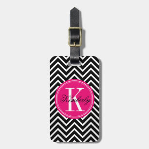 Svartvit sparre med den rosa monogramen bagagebricka
