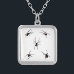 Svartvit spindlar silverpläterat halsband<br><div class="desc">Underbar för Halloween och människor som bara kärlek skrämmande,  spooky,  läskigt och övernaturliga saker. Perfekt för alla som kärlek Halloween,  oktober,  vardagsdagar eller andra skämtartiklar tillfälle.</div>