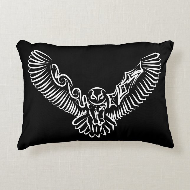 Svartvit stammen som flyger Uggla Prydnadskudde (Framsidan)