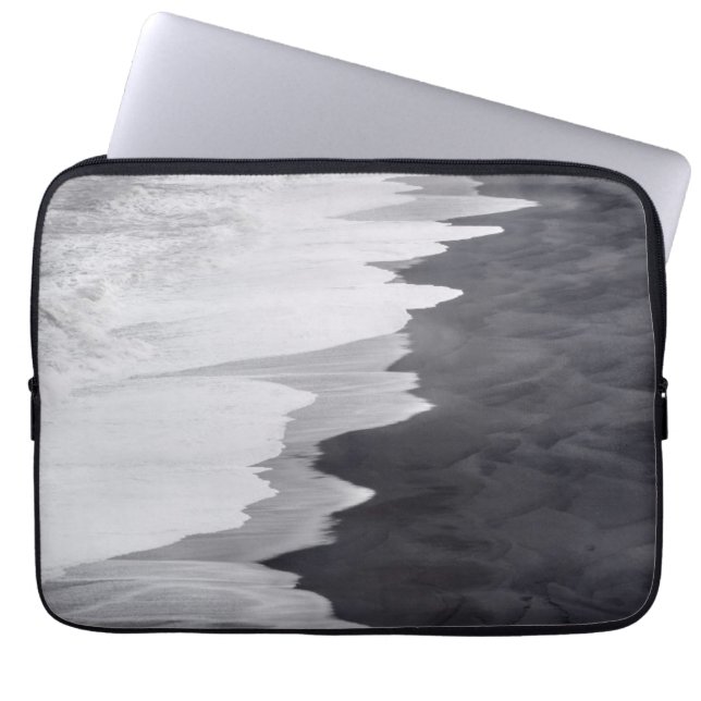 Svartvit strandutsikt laptop sleeve (Framsidan)