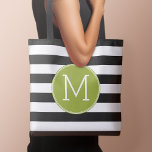 Svartvit stripe Mönster Grönt Monogram Tygkasse<br><div class="desc">En enkel design med en yta för monogram. Om du behöver justera teckningen eller ändra teckensnittet kan du klicka på anpassningsområdet. Då kommer du till designen i verktyg där du kan göra många ändringar.</div>