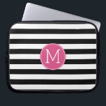 Svartvit stripe Mönster Shock rosa Monogram<br><div class="desc">En djärv och modern design med ett område för monogram. Om du behöver justera teckningen eller ändra teckensnittet kan du klicka på anpassningsområdet. Då kommer du till designen i verktyg där du kan göra många ändringar.</div>