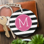 Svartvit stripe Mönster Shock rosa Monogram<br><div class="desc">En djärv och modern design med ett område för monogram. Om du behöver justera teckningen eller ändra teckensnittet kan du klicka på anpassningsområdet. Då kommer du till designen i verktyg där du kan göra många ändringar.</div>