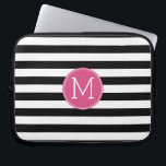 Svartvit stripe Mönster Shock rosa Monogram Laptop Sleeve<br><div class="desc">En djärv och modern design med ett område för monogram. Om du behöver justera teckningen eller ändra teckensnittet kan du klicka på anpassningsområdet. Då kommer du till designen i verktyg där du kan göra många ändringar.</div>