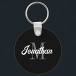 Svartvit, svart, Grått, penselskript, Monogram Nyckelring<br><div class="desc">Den här nyckelkedjan för personlig har namn i ett vintage-inspirerat,  vitt återpenselskript över sitt monogram initialt i grått-serif-teckensnitt på en svart bakgrund. En enkel,  men ändå särskiljande utformning som ger en underbar gåva till en man eller kvinna.</div>