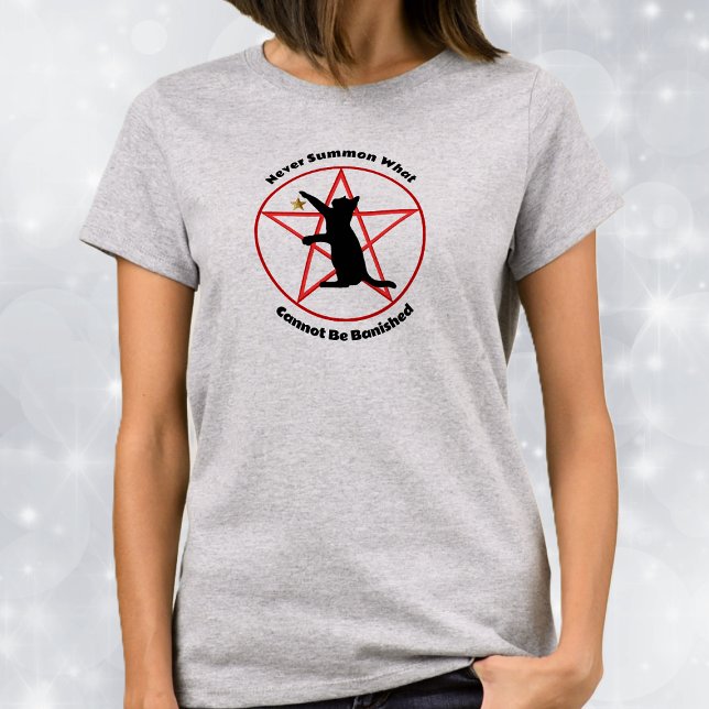 Svartvit, svarta, röda, pennagram t shirt (Halloween Witch theme of black cat with gold star on red pentagram on woman's tee shirt.)