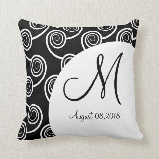 Svartvit swirlmonogram Bröllop Keepsakipillow Kudde