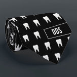 Svartvit tandtand, monogrammad slips<br><div class="desc">Ni,  er personal och era klienter ska åka till kärlek. Anpassa detta med ditt tre brev monogram eller din medicinska ackreditering. En slående svart och vit molär mönster är perfekt för din tandläkare eller tanddotontistbyrå.</div>