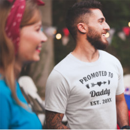 Svartvit text befordrad till pappa New Fatherown T Shirt