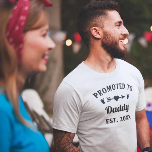 Svartvit text befordrad till pappa New Fatherown T Shirt (Skapare uppladdad)