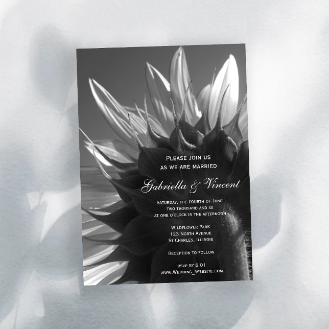 Svartvit trädgårdssolros Bröllop Inbjudningar (Invite guests to your garden party marriage with the Black and White Sunflower Wedding Invitation.)
