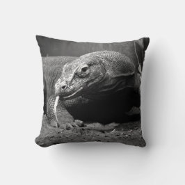 svartvit tunga för komododrake som lämnas ut kudde
