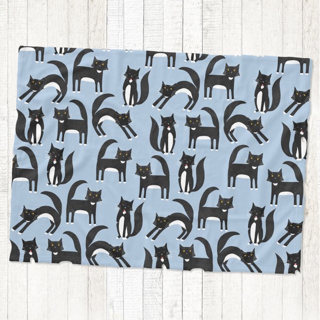 Svartvit Tuxedo Cat Blue Fleecefilt (Black and white tuxedo cat fleece blanket on a blue background)