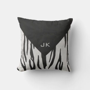 Svartvit utskrift av monogram tiger kudde