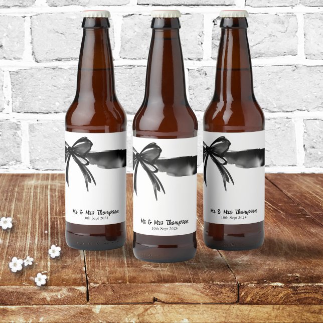 Svartvit vattenfärg Bow Bröllop Man Favor Ölflaska Etikett (Black and White Watercolor Bow Wedding Man Favor gift Beer Bottle Label tying the knot bar decor)