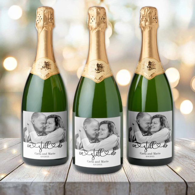 Svartvit Vi gör fortfarande Vow-förnyelse/årsdag (Black and White We Still Do Anniversary/Vow Renewal Sparkling Wine and Champagne Bottle Labels)
