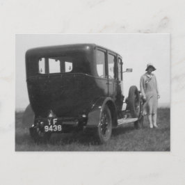 Svartvit vykort för Vintage i dam och bil