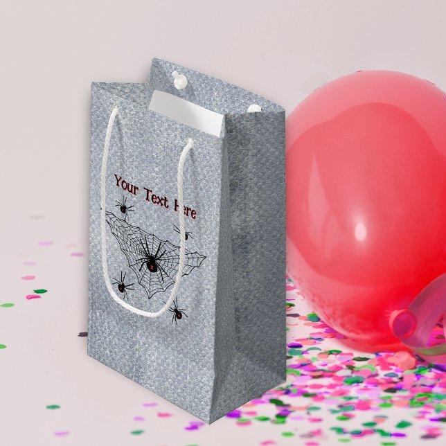 svartvit Widow Spiders i Webben Rustic White (Black widow spiders with red hourglass marks in black web on rustic look white gift bags.)