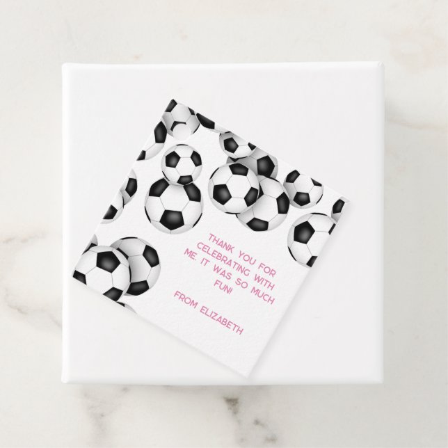 Svartvita fotbollar barns födelsedag party gåvor etiketter (På plats)