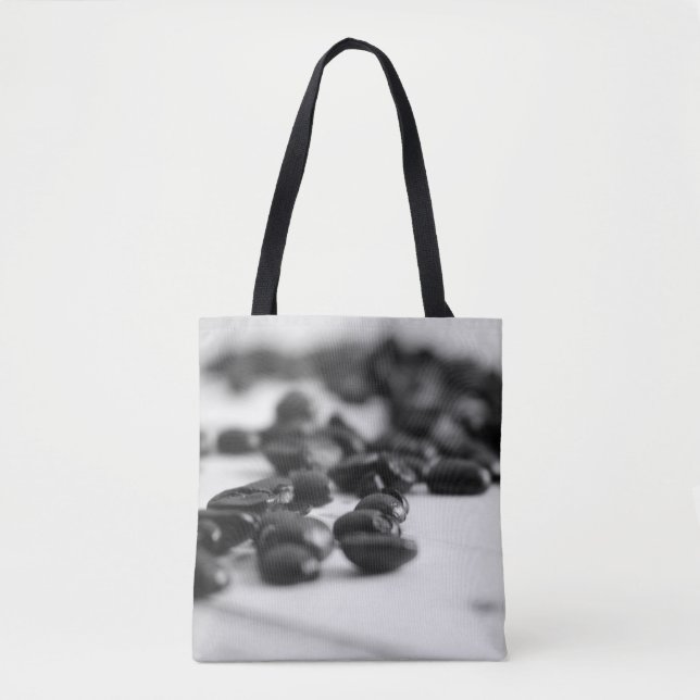 Svartvita kaffebönor spridda tygkasse (Framsida)