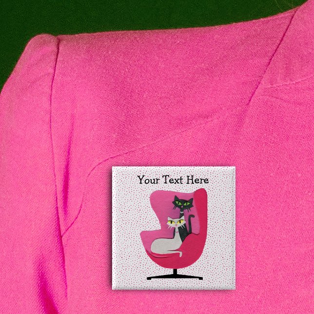 Svartvita katter i Stil under 1950-talet med Rosa  Knapp (Two atomic fancy cats sitting in bright pink vintage chair on white with pink dots pin back button.)