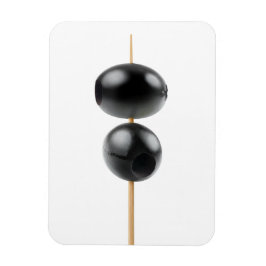 Svartvita oliver på ett skevningsmedel magnet