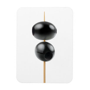 Svartvita oliver på ett skevningsmedel magnet