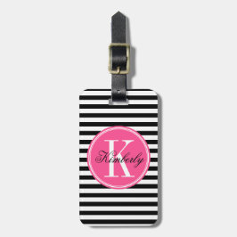 Svartvita randar med den rosa monogramen bagagebricka