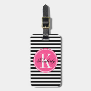 Svartvita randar med den rosa monogramen bagagebricka