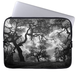 Svartvita spökade träd laptop sleeve