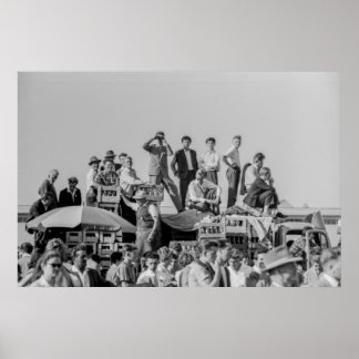 Svartvitt 1 968 Kråkor som tittar på Luft Show Poster