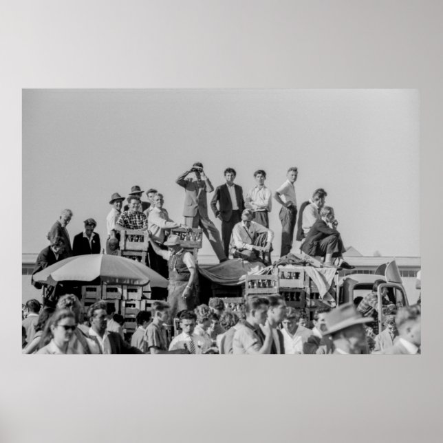 Svartvitt 1 968 Kråkor som tittar på Luft Show Poster (Framsidan)