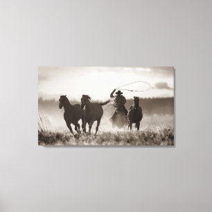 Svartvitt foto av en CowboyLassoing hästar Canvastryck