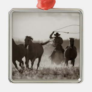 Svartvitt foto av en CowboyLassoing hästar Julgransprydnad Metall